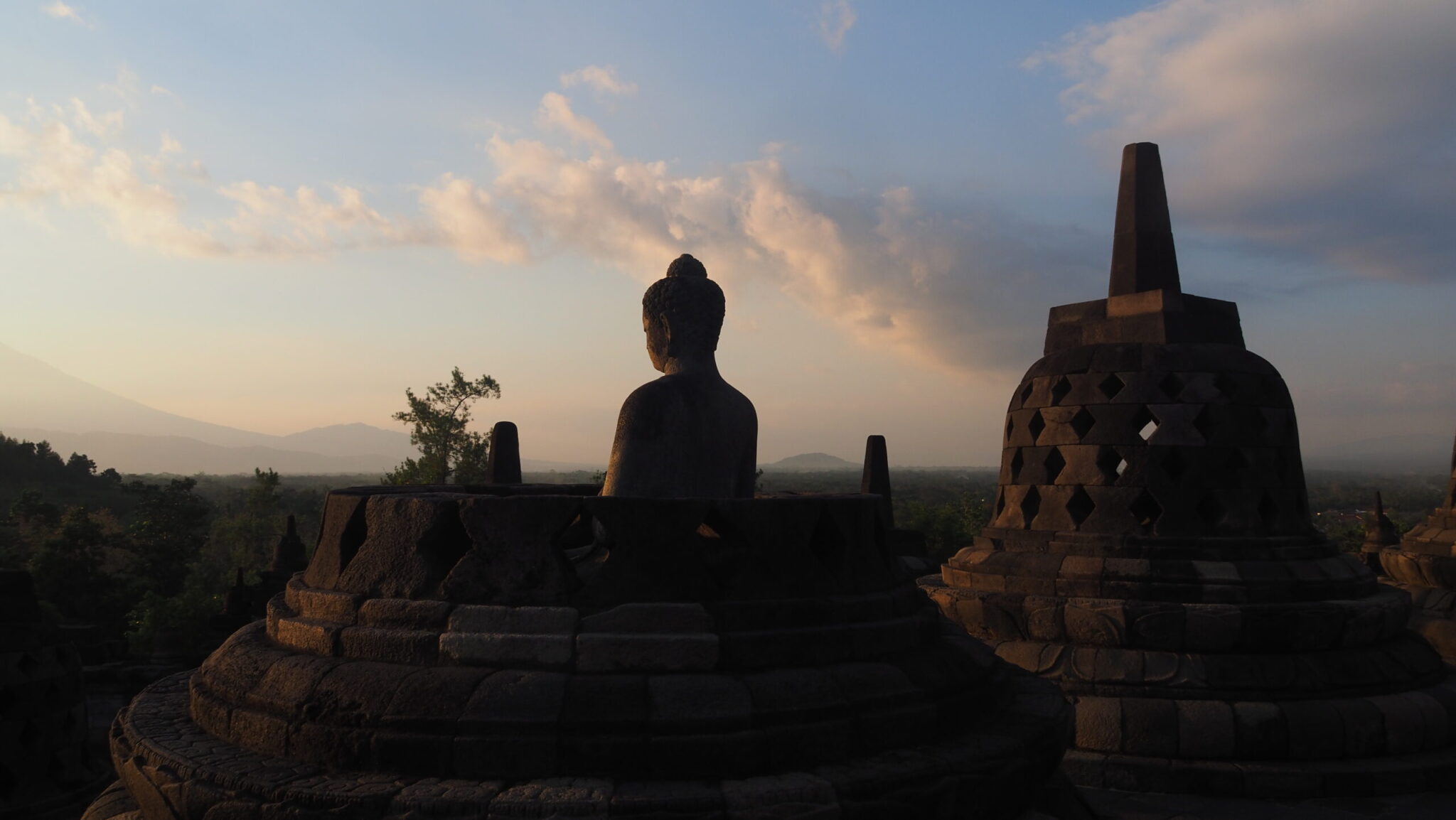 CANDI BOROBUDUR – THE LARGEST BUDDHIST TEMPLE IN THE WORLD EXPLORE