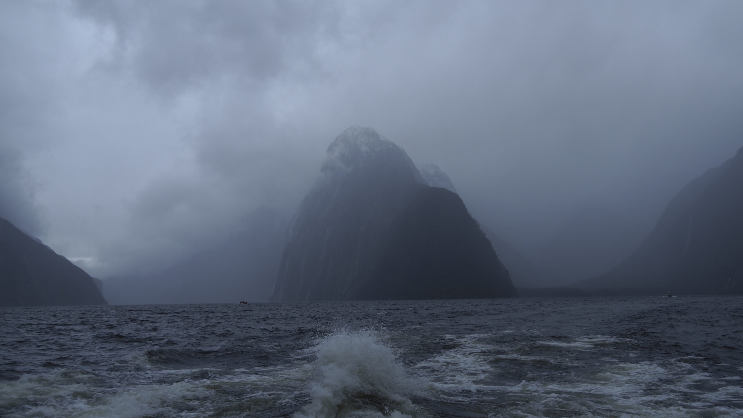 A GUIDE TO VISIT MILFORD SOUND NEW ZEALAND